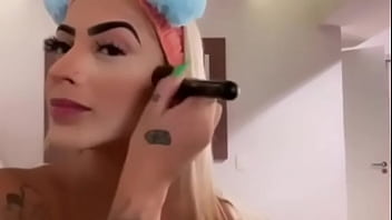 Mirella chupada por trás discretamente