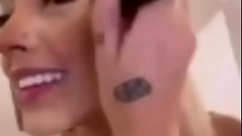 Mirella chupada por trás discretamente