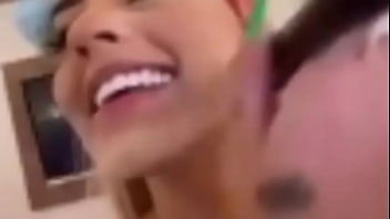 Mirella chupada por trás discretamente