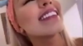 Mirella chupada por trás discretamente