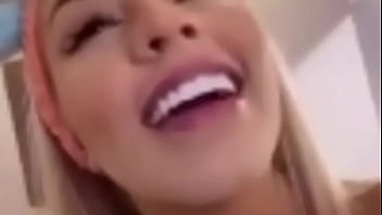 Mirella chupada por trás discretamente