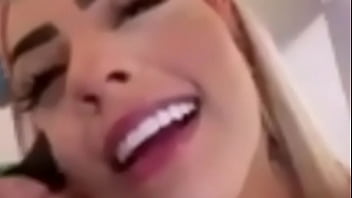 Mirella chupada por trás discretamente