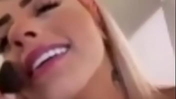 Mirella chupada por trás discretamente