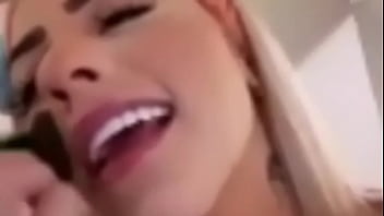 Mirella chupada por trás discretamente