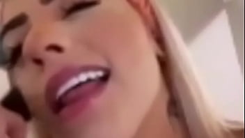 Mirella chupada por trás discretamente