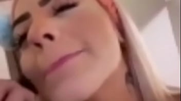 Mirella chupada por trás discretamente