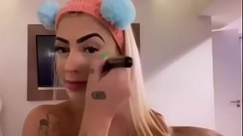 Mirella chupada por trás discretamente