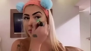 Mirella chupada por trás discretamente