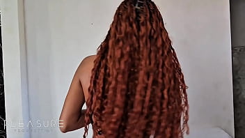 Jovem virgem sensualiza e decide perder a virgindade