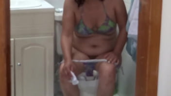 I record my stepmom urinating on the beach and washing her hairy pussy
