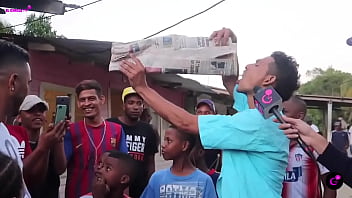 Mago desaparece un celular con agua