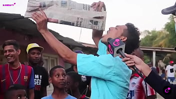 Mago desaparece un celular con agua