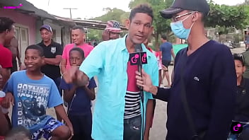 Mago desaparece un celular con agua