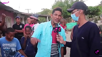 Mago desaparece un celular con agua