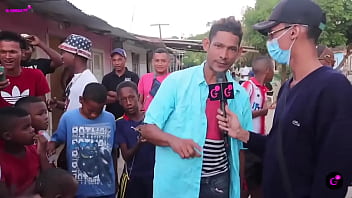 Mago desaparece un celular con agua