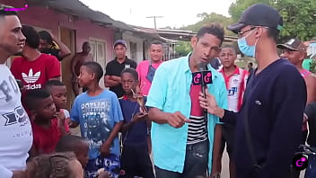 Mago desaparece un celular con agua