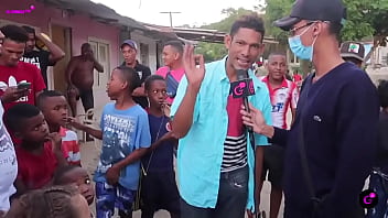 Mago desaparece un celular con agua