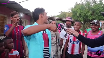 Mago desaparece un celular con agua