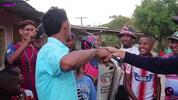 Mago desaparece un celular con agua