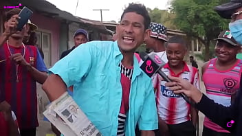 Mago desaparece un celular con agua