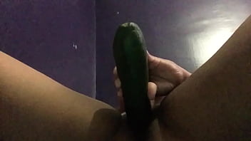 Pussy amateur squirter open and plays slaps