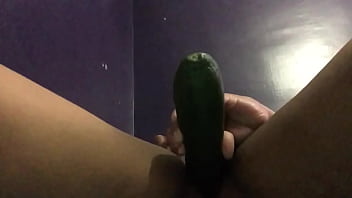 Pussy amateur squirter open and plays slaps