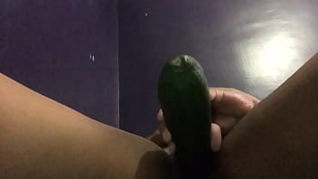 Pussy amateur squirter open and plays slaps