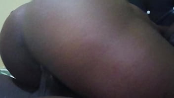 Ma belle mère excitée à gros cul chevauche ma bite jusqu’à ce que je lui éjacule dans la chatte avec un orgasme bruyant