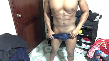 Mi vecina llega a mi departamento por azucar y le doy leche