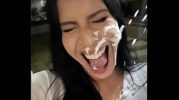 Recibe la leche y me encanta a la putita