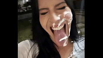 Recibe la leche y me encanta a la putita