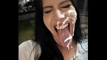Recibe la leche y me encanta a la putita