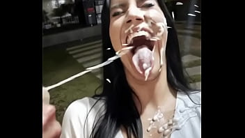 Recibe la leche y me encanta a la putita