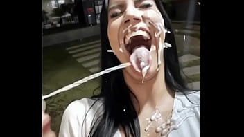 Recibe la leche y me encanta a la putita