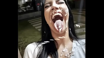 Recibe la leche y me encanta a la putita