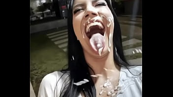 Recibe la leche y me encanta a la putita