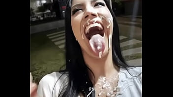 Recibe la leche y me encanta a la putita