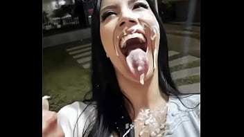 Recibe la leche y me encanta a la putita