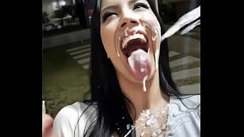 Recibe la leche y me encanta a la putita