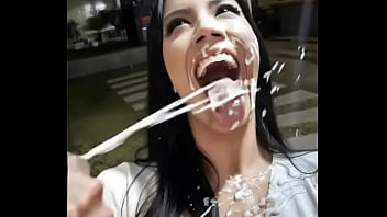 Recibe la leche y me encanta a la putita