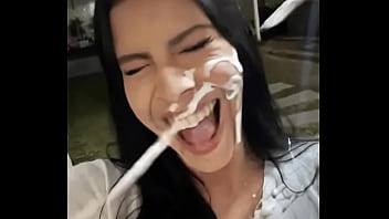 Recibe la leche y me encanta a la putita