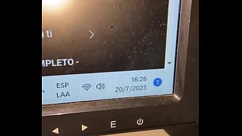 Pendeja masturbandose en el sillon