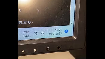 Pendeja masturbandose en el sillon