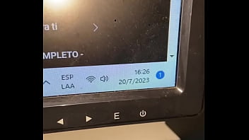 Pendeja masturbandose en el sillon