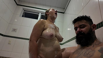 Fodendo uma senhora de 58 anos com forca dentro da hidromassagem cheia de espuma