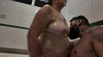 Fodendo uma senhora de 58 anos com forca dentro da hidromassagem cheia de espuma