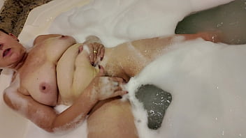 Fodendo uma senhora de 58 anos com forca dentro da hidromassagem cheia de espuma