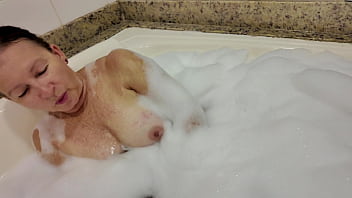 Fodendo uma senhora de 58 anos com forca dentro da hidromassagem cheia de espuma