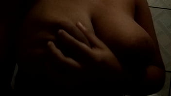 Mostrando os peitões