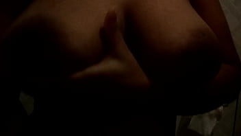 Mostrando os peitões